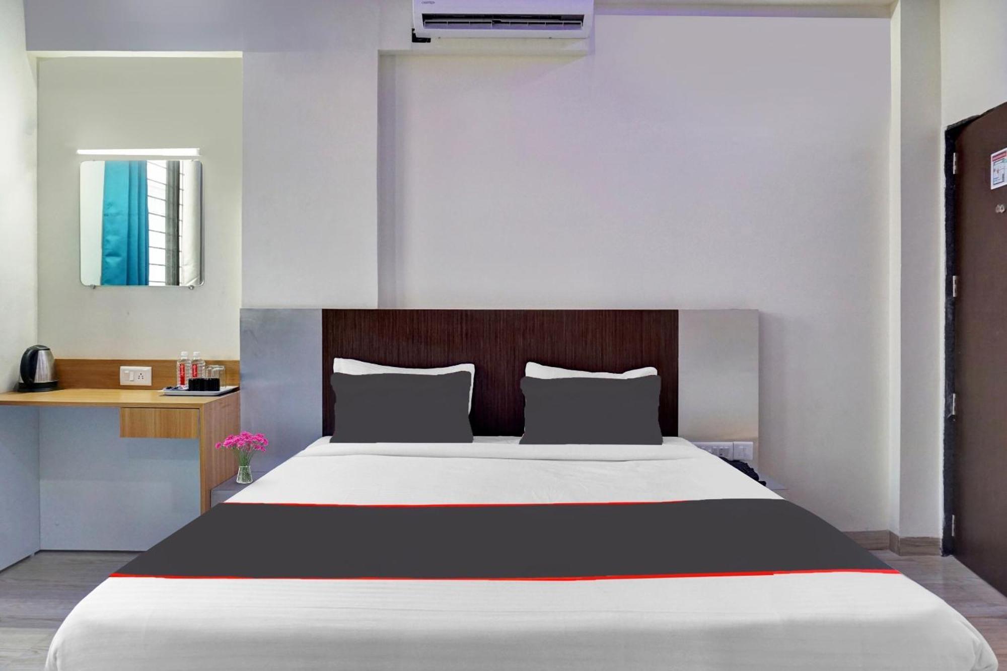 Super Collection O Eon Inn Near Pune Airport Kharadi Bagian luar foto